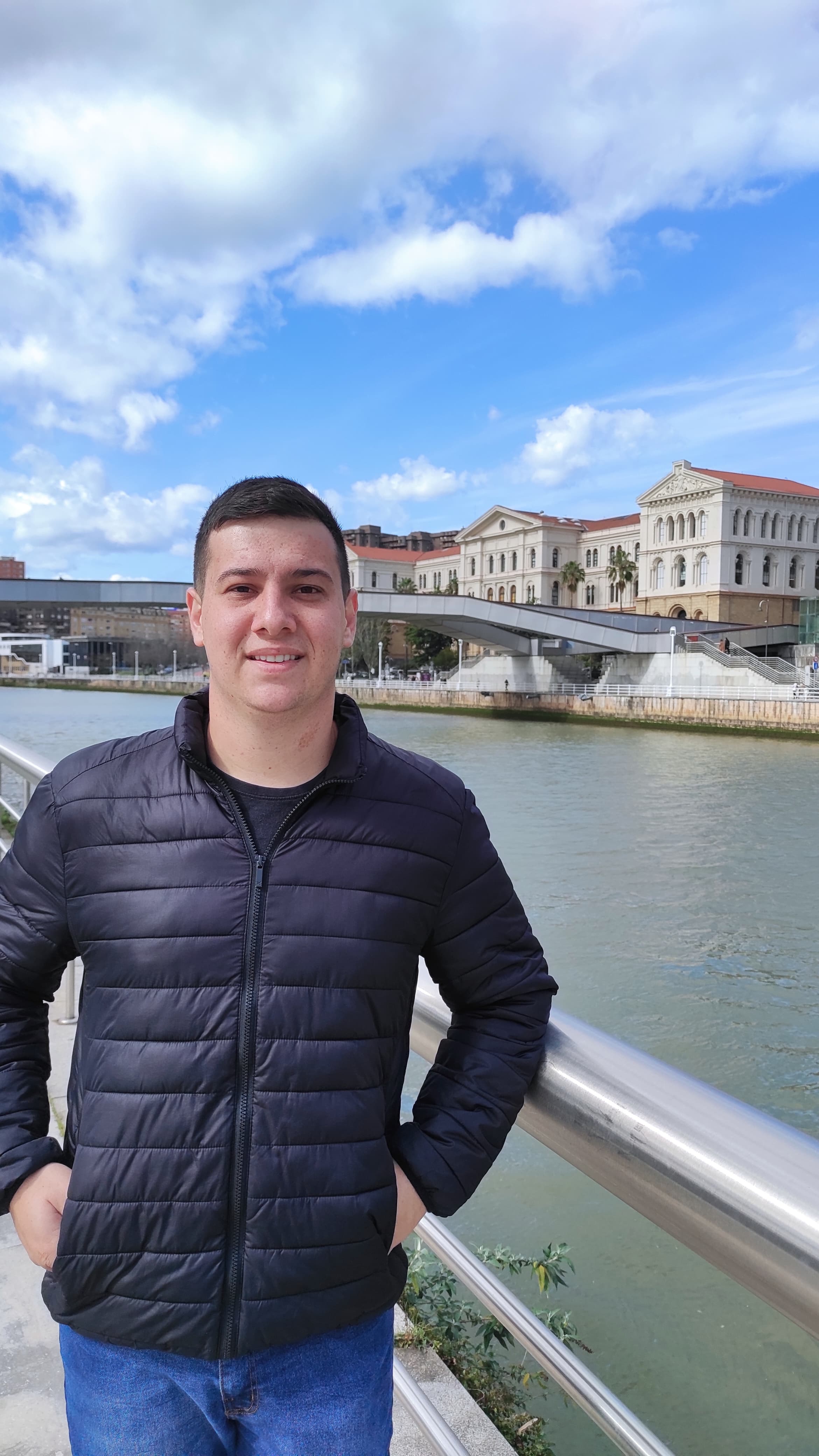 Gabriel Vacarin com a Universidade de Deuto ao fundo, na Espanha