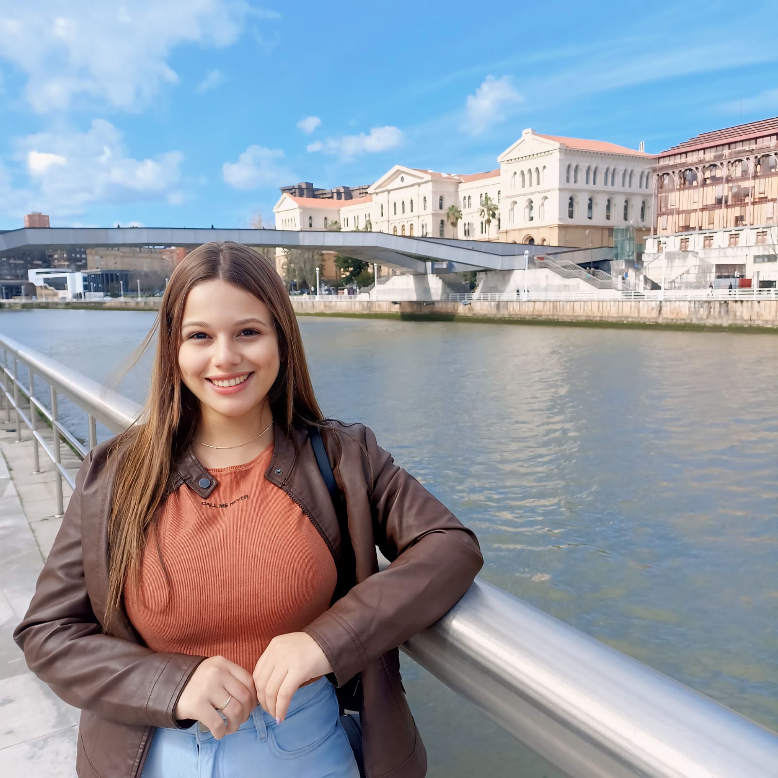 Isabela Soares com a Universidade de Deuto ao fundo, na Espanha
