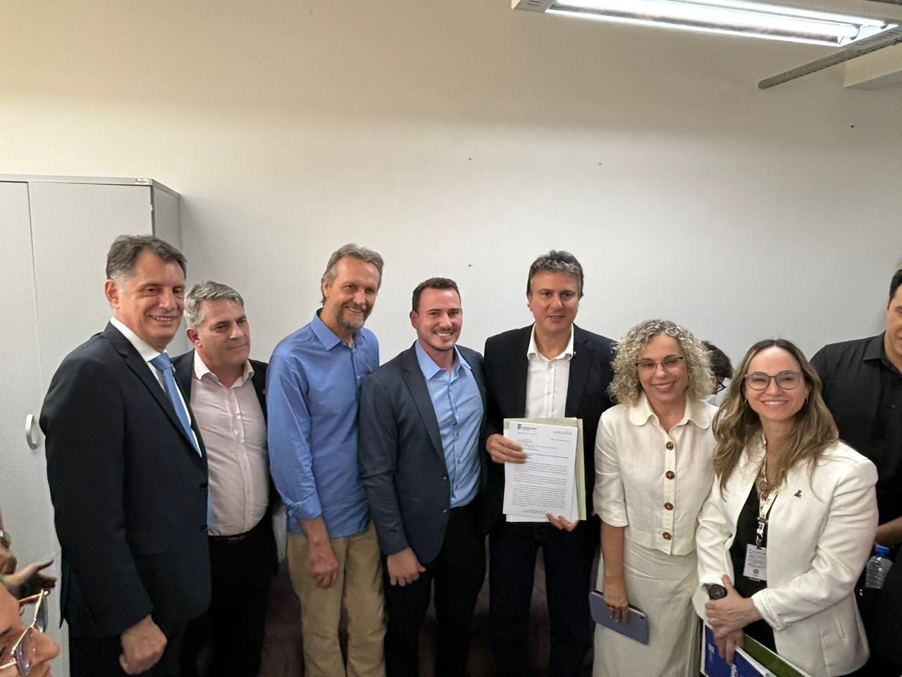 Giovani Ropelado, diretor-geral do Câmpus Chapecó, acompanhado do reitor do IFSC, Zízimo Moreira Filho, entregando ofício nas mãos do ministro da Educação, Camilo Santana