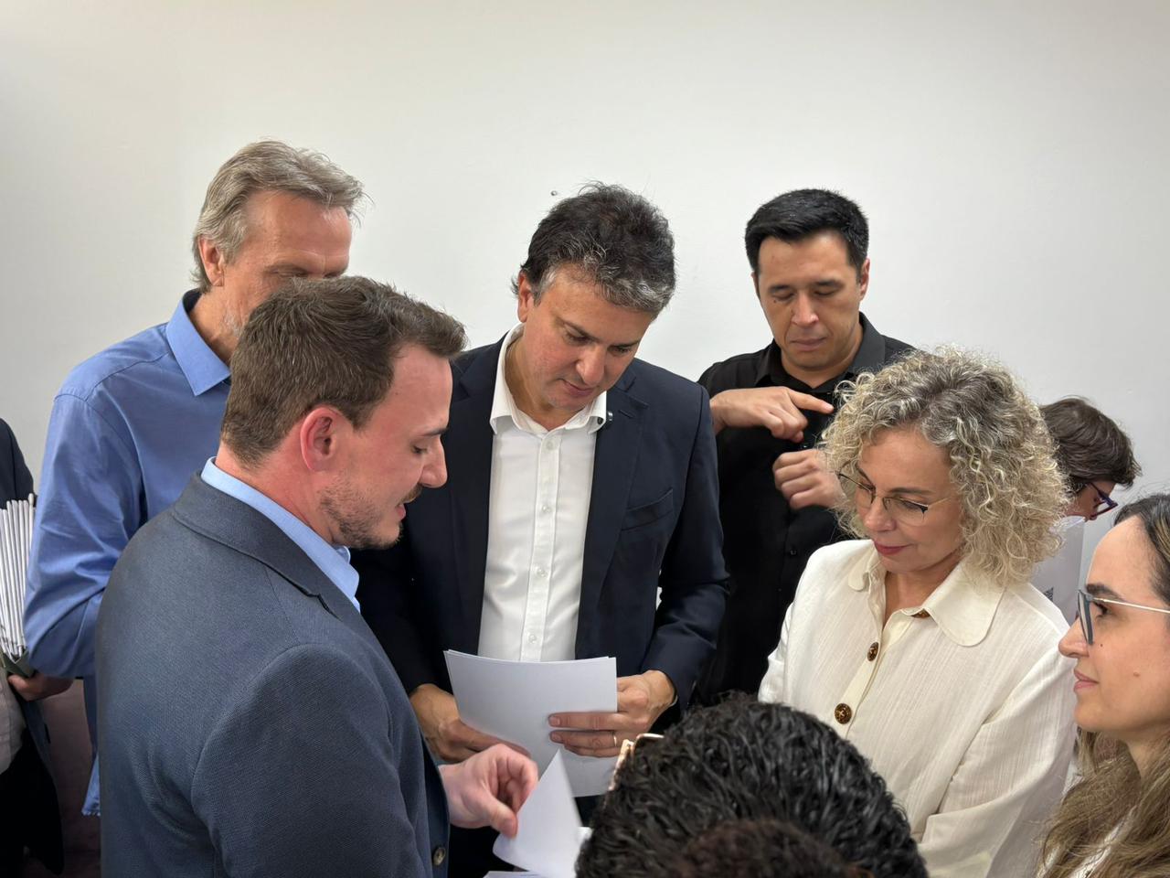 Giovani Ropelado, diretor-geral do Câmpus Chapecó, entregando ofício nas mãos do ministro da Educação, Camilo Santana