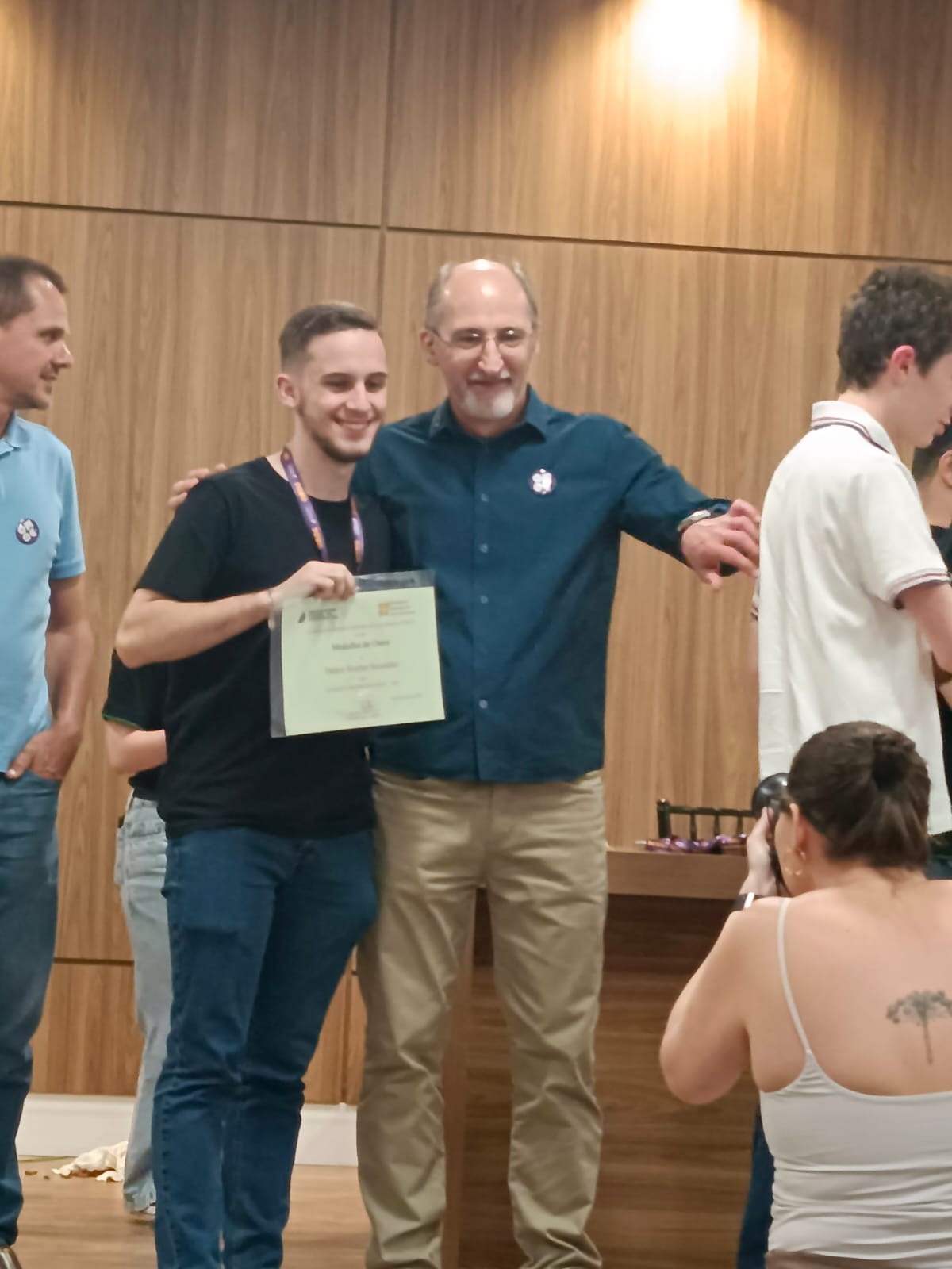 Heitor Rauber Scussiato recebendo a medalha