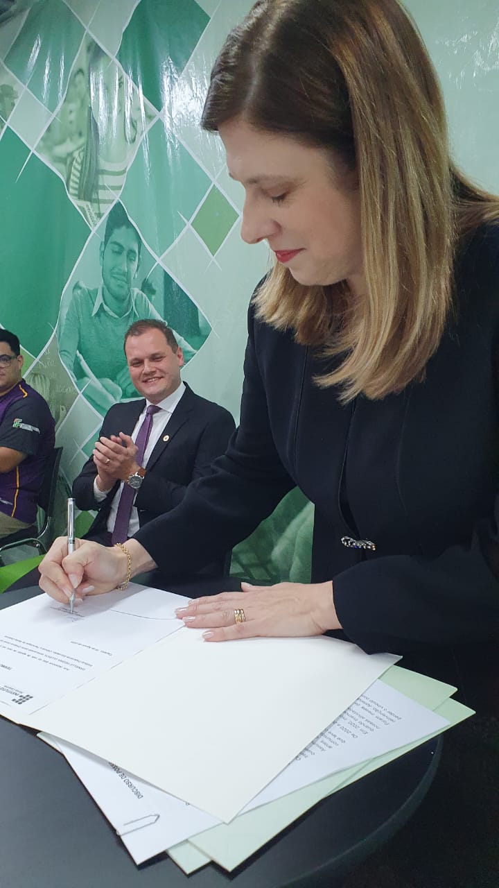 Danielle fez a assinatura simbólica de seu termo de posse