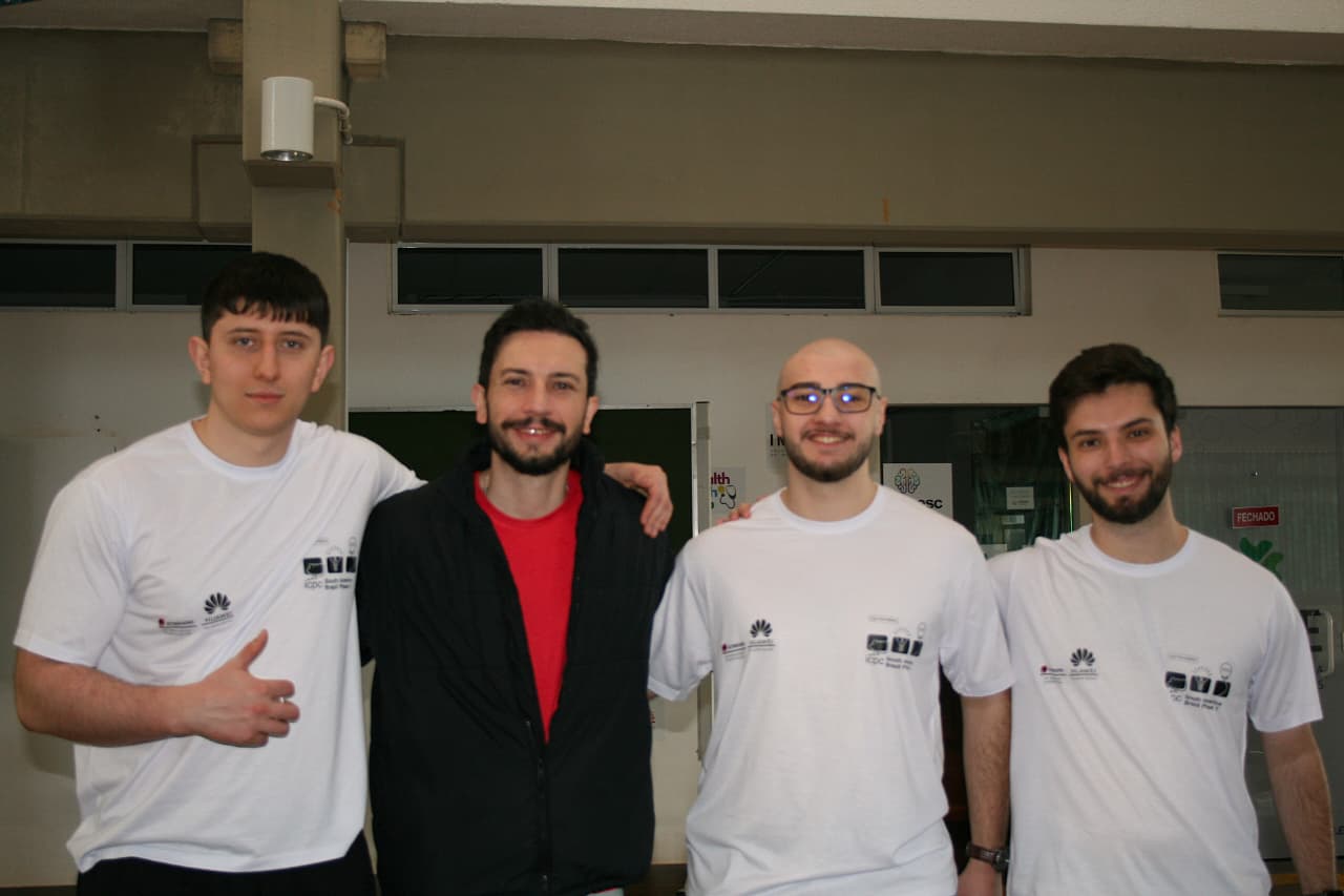 Os estudantes e o professor orientador Cristiano