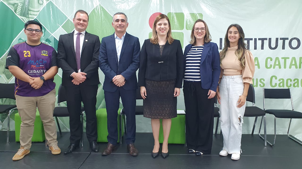Novos gestores com o pró-reitor Maick Viana (de terno azul), e os representantes estudantis Taylor Meira (à esquerda) e Erika Machado (à direita, de calça branca)