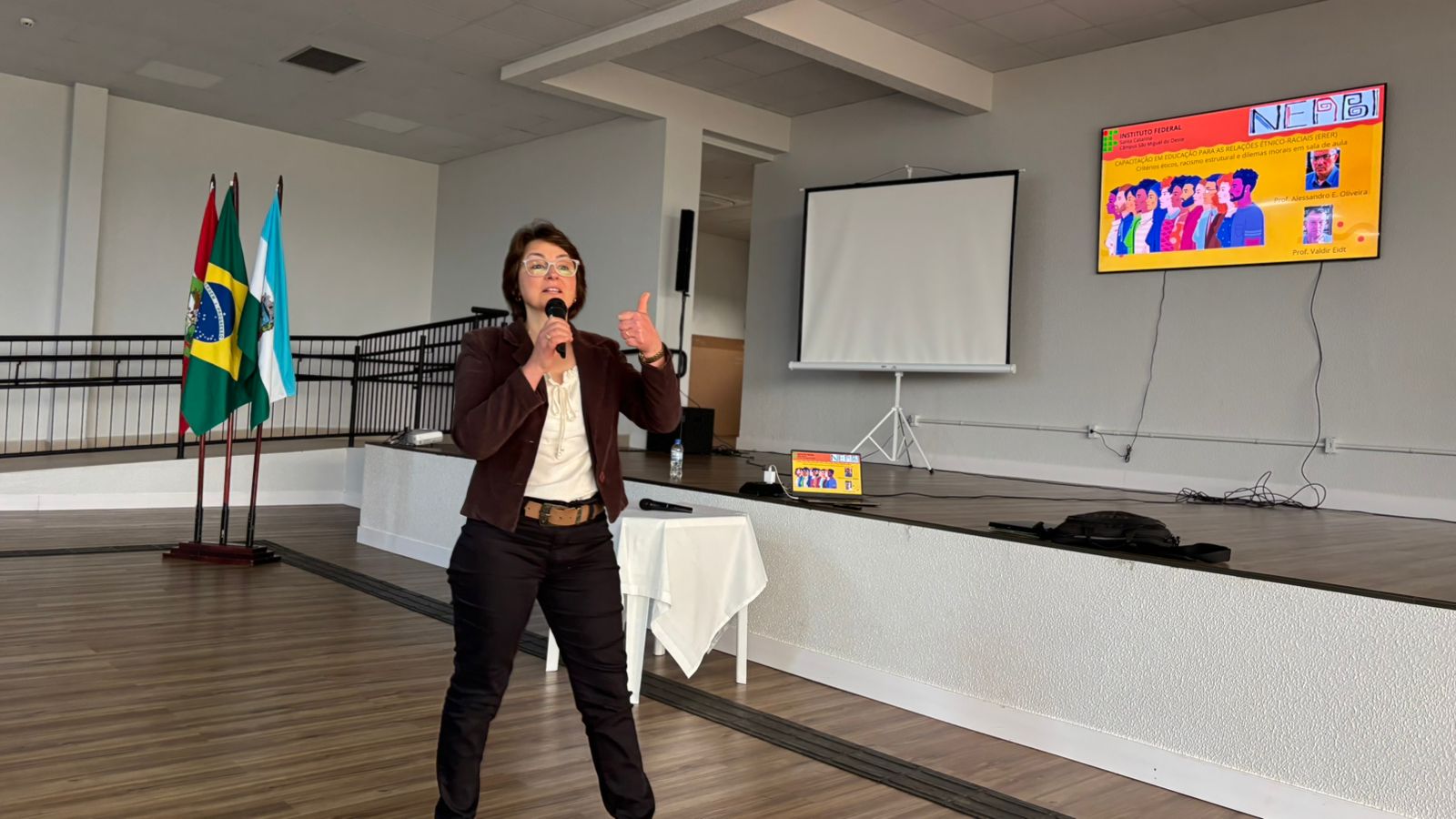 O encontro teve como objetivo apoiar educadores na implementação de estratégias que promovam a equidade racial, valorizem a diversidade e combatam o racismo no cotidiano escolar