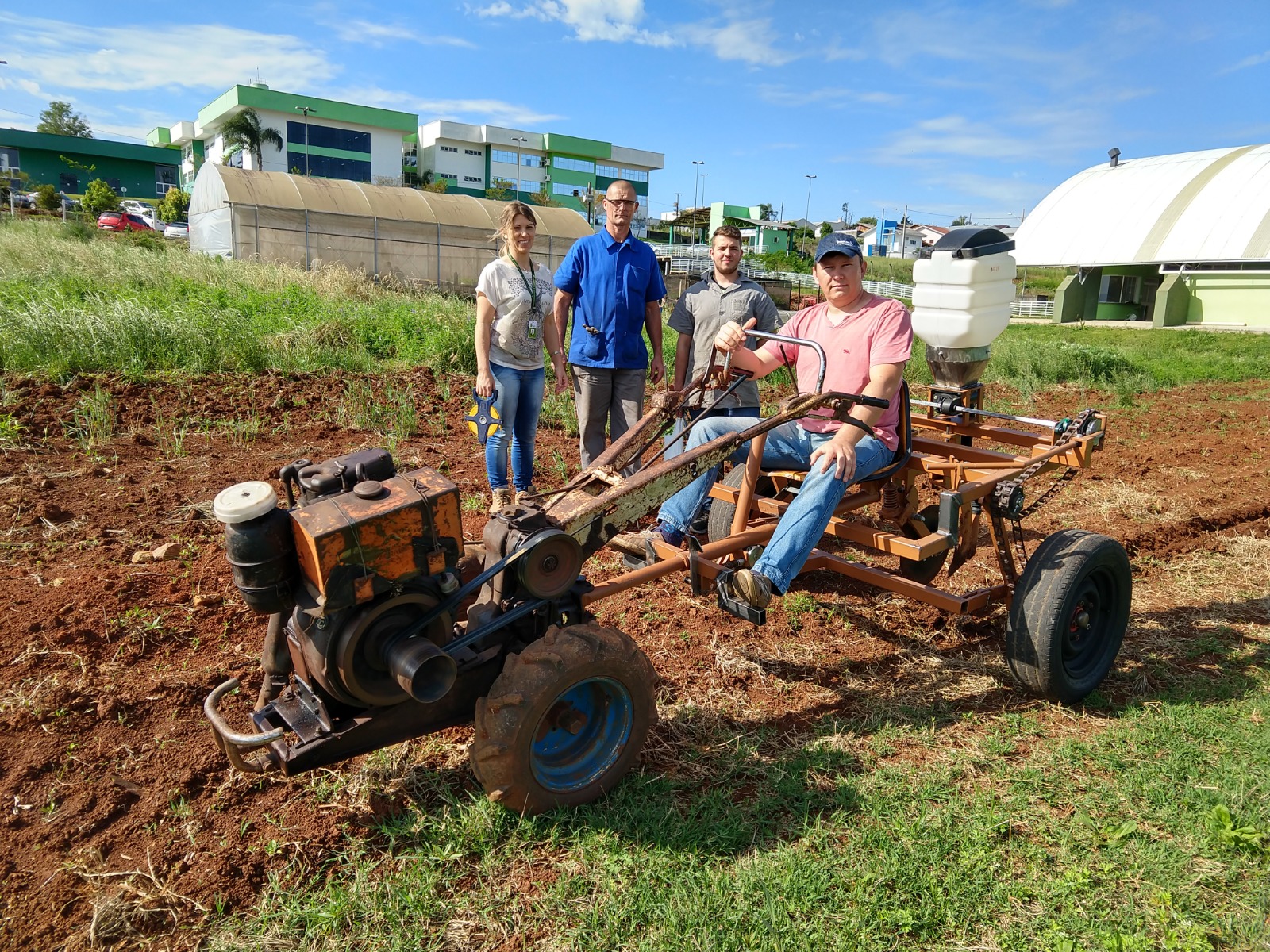 Francieli Mariani (docente, coordenadora adjunta), Mario Henrique Keske Happke (Estudante bolsista), Gabriel Barbosa Senter (estudante) e o agricultor Rudi