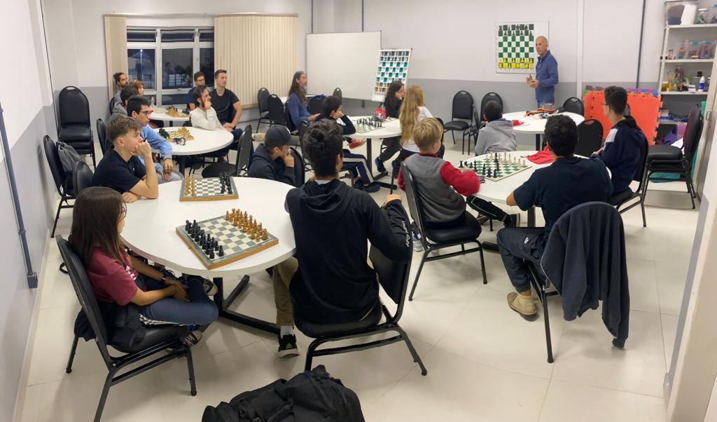 Aberto à comunidade externa, o projeto ensina o xadrez como ferramenta educacional, promove torneios e incentiva a pesquisa. Foto: Acervo pessoal