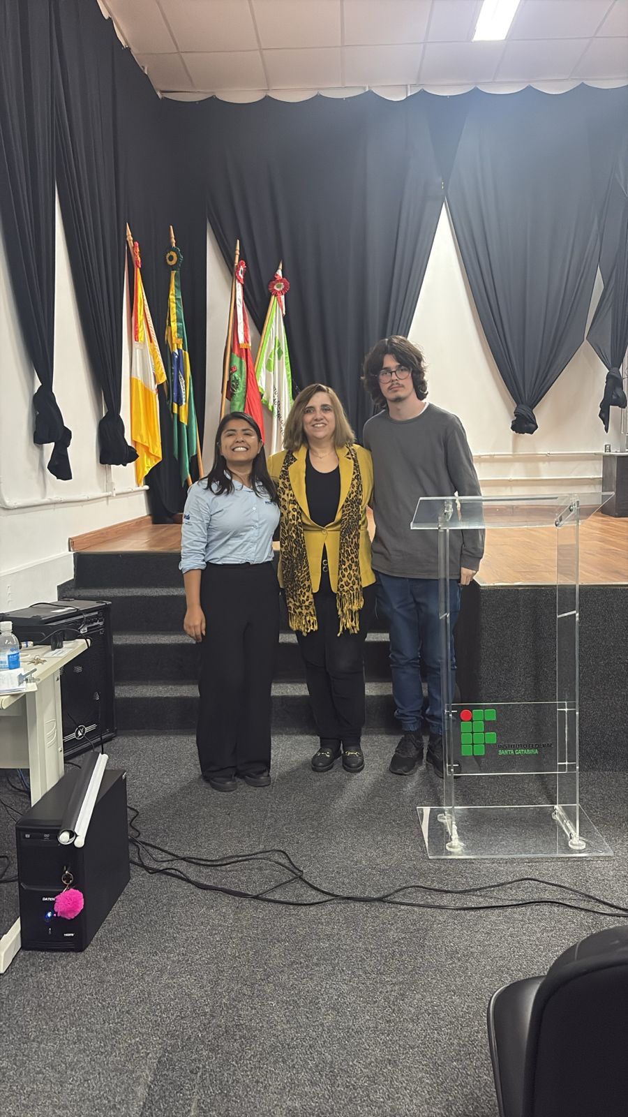 Professora Bárbara (centro), entre os estudantes Naíra e Douglas