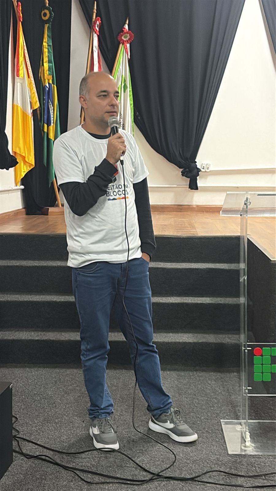 Professor e coordenador do curso, Márcio Frontelli, na abertura do evento