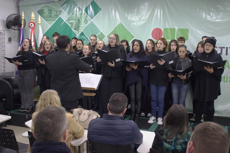 Com a apresentação do Coral do Câmpus, o evento reuniu estudantes, servidores e autoridades.