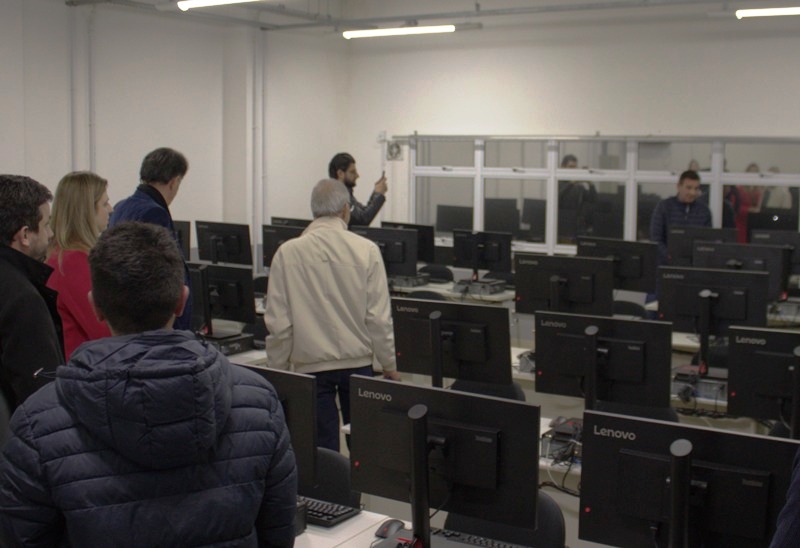 Houve o corte simbólico de fitas em quatro laboratórios de informática que foram revitalizados.
