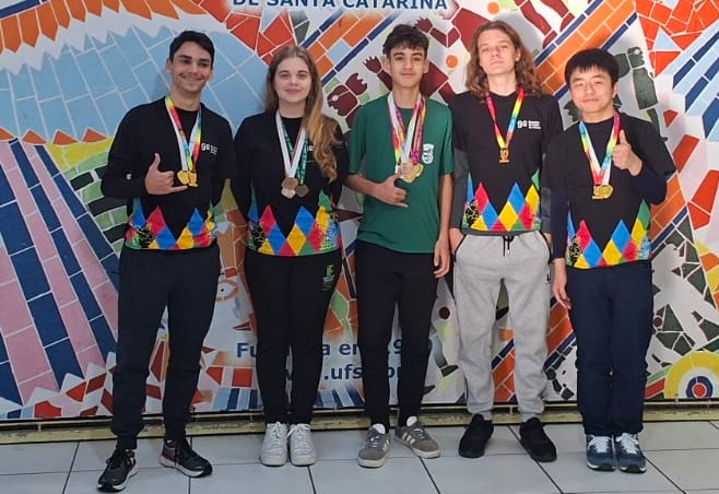 Estudantes receberam medalhas em cerimônia na UFSC, em Florianópolis