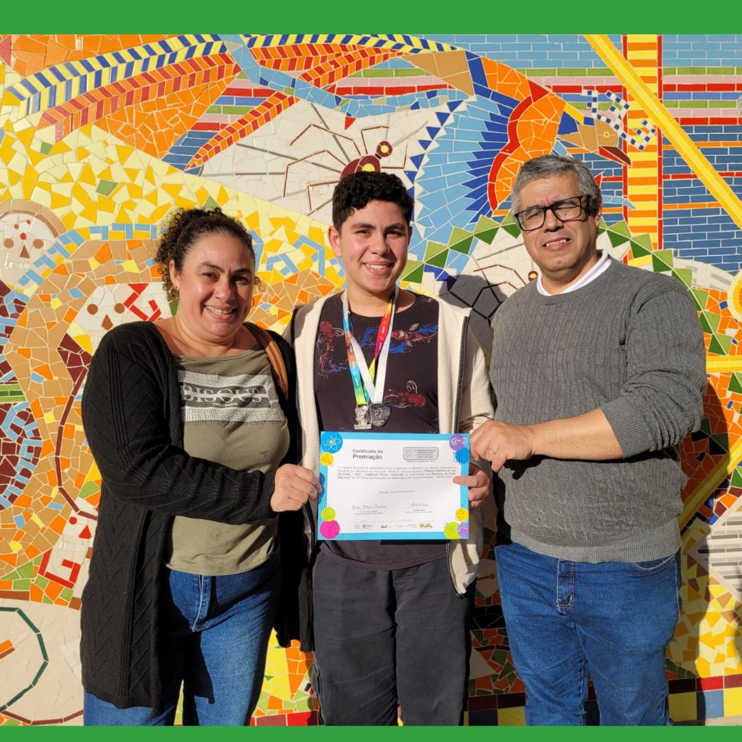Thiago, estudante de Itajaí, recebeu a medalha e contou com a companhia da mãe e do professor Elisardo Porto