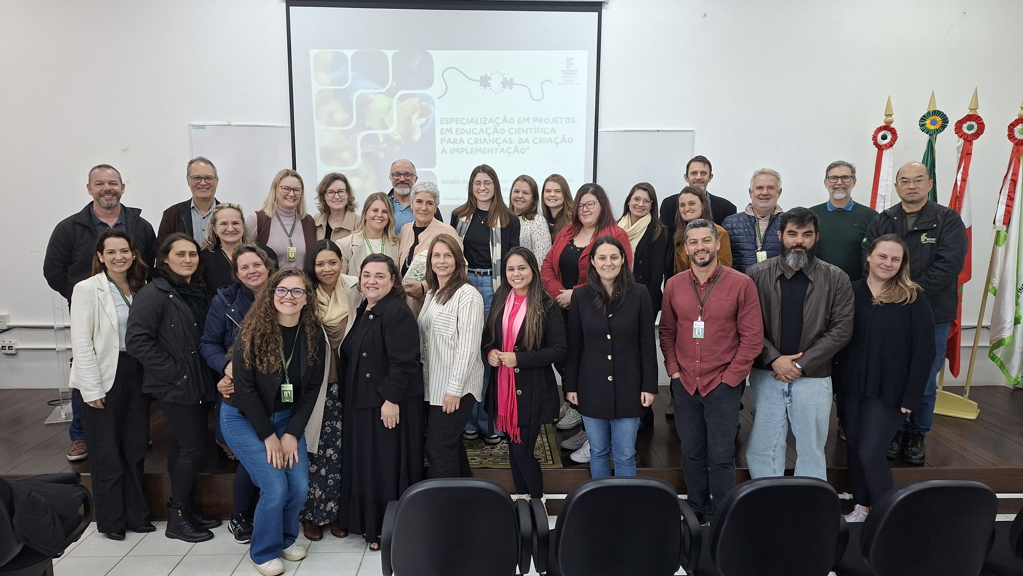 Servidores e estudantes presentes na aula inaugural da nova especialização do IFSC em Jaraguá do Sul, no câmpus Rau.