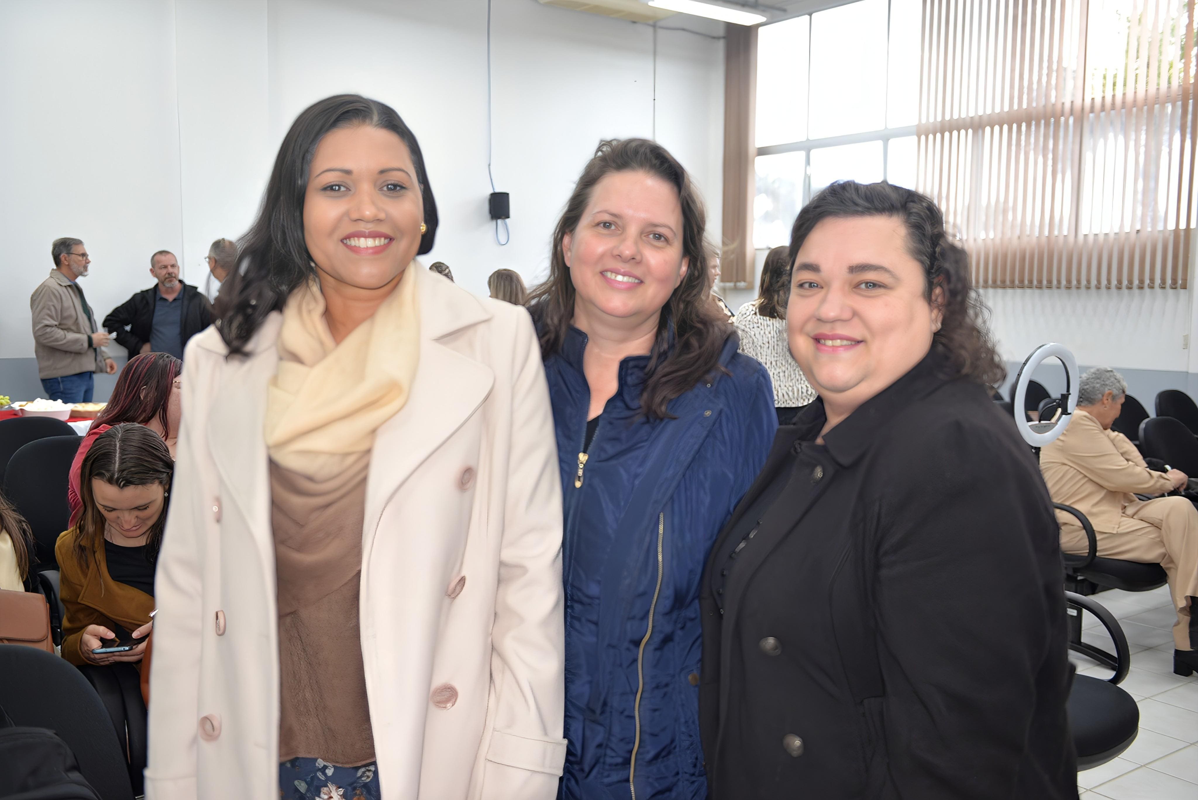 Estudantes da especialização (da esq. para a dir.): Liliane Ferreira Alves, Sandra Ludero e Mônica Santiago Nunes.