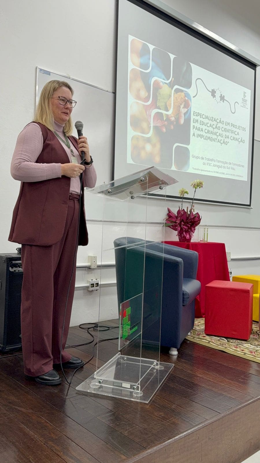 Coordenadora do curso, professora Iara Maitê Campestine Binder.