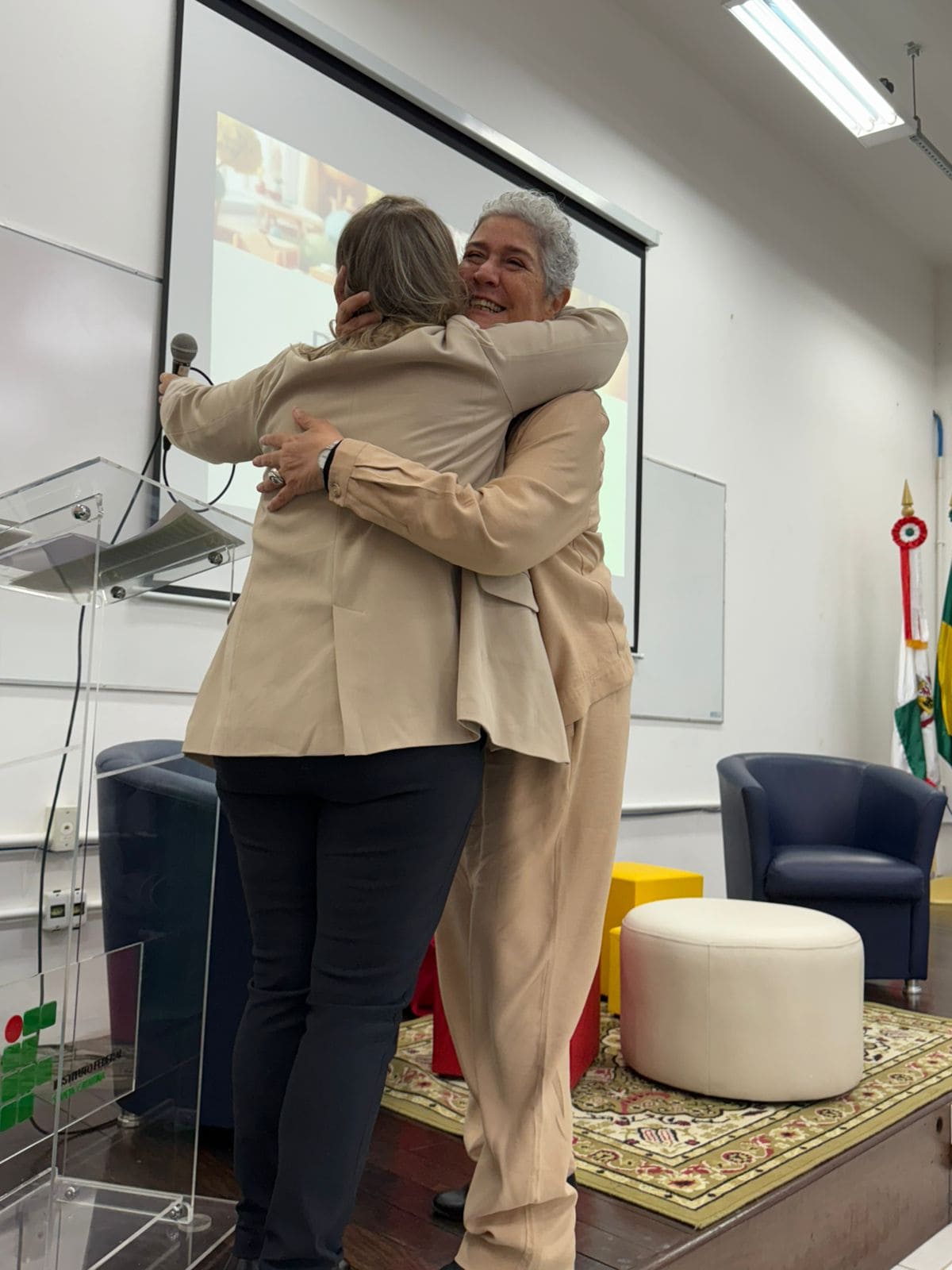 Acolhimento à professora Maria Carmen Silveira Barbosa, responsável por ministrar a aula inaugural.
