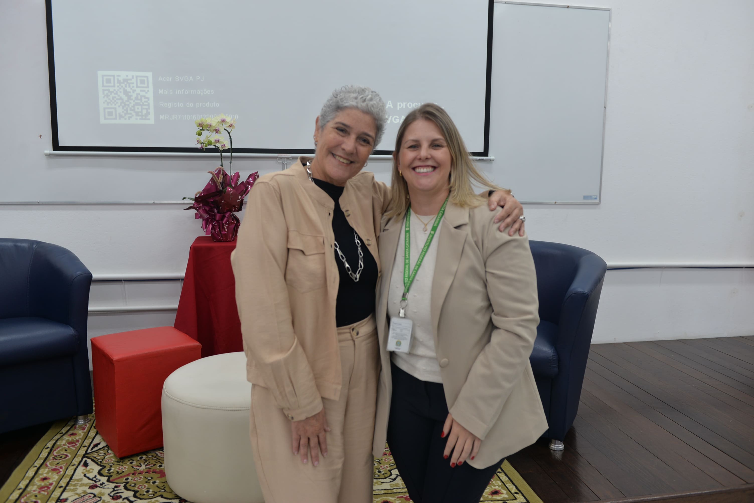Professora Maria Carmen Silveira Barbosa (convidada, à esquerda) é homenageada pelos integrantes do curso.