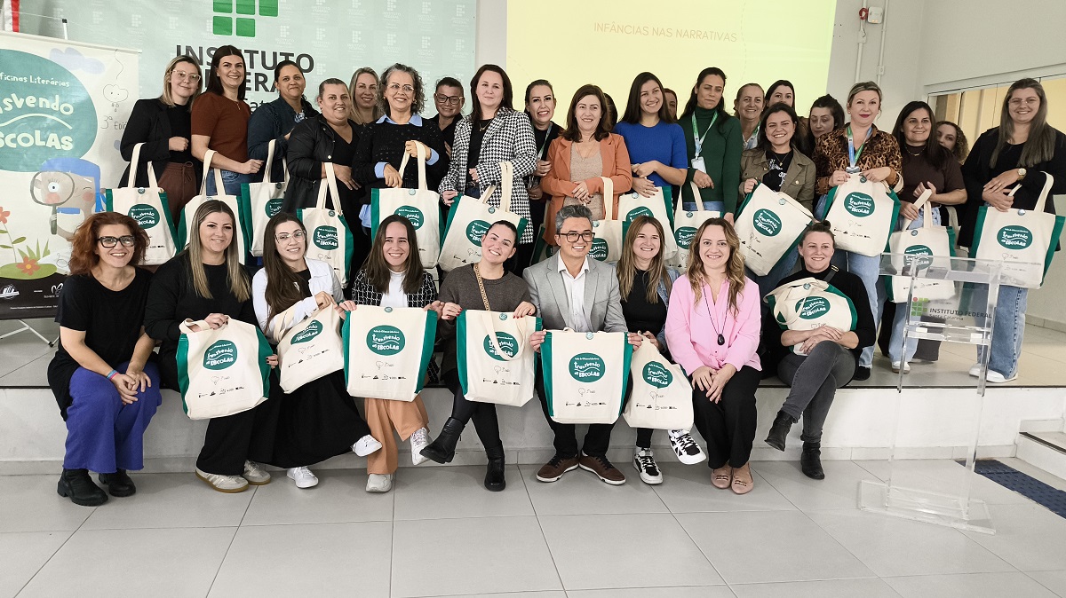 Professores de Pescaria Brava receberam as sacolas dos kits formativos do projeto
