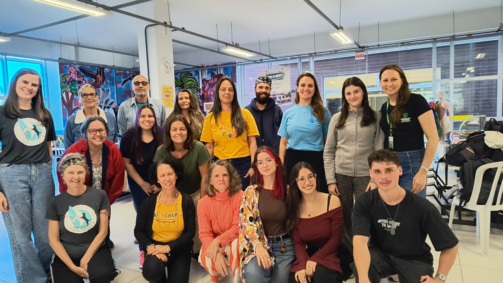 Expositores, professores e estudantes da Feira de Economia Solidária