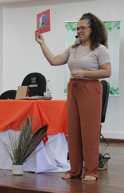 Professora Rosângela de Castro apresentou conto africano na abertura do evento