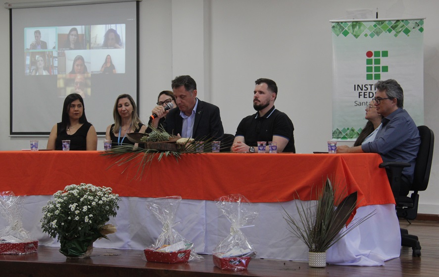 Reitor do IFSC Zízimo Moreira Filho fala na mesa de abertura do evento I Fotos: Carla Algeri