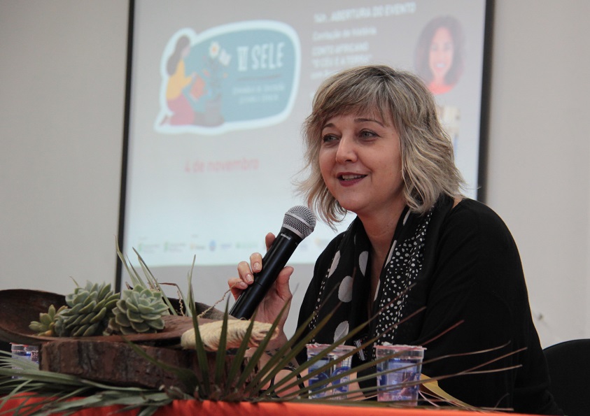 A escritora Penélope Martins na palestra de abertura do 6º Sele