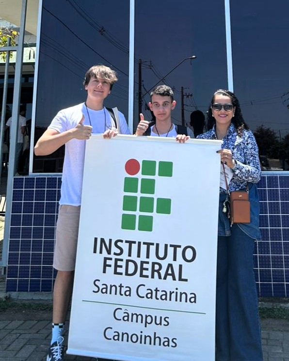 Equipe completa: estudantes Gabriel e Vitor, com a servidora Helaine