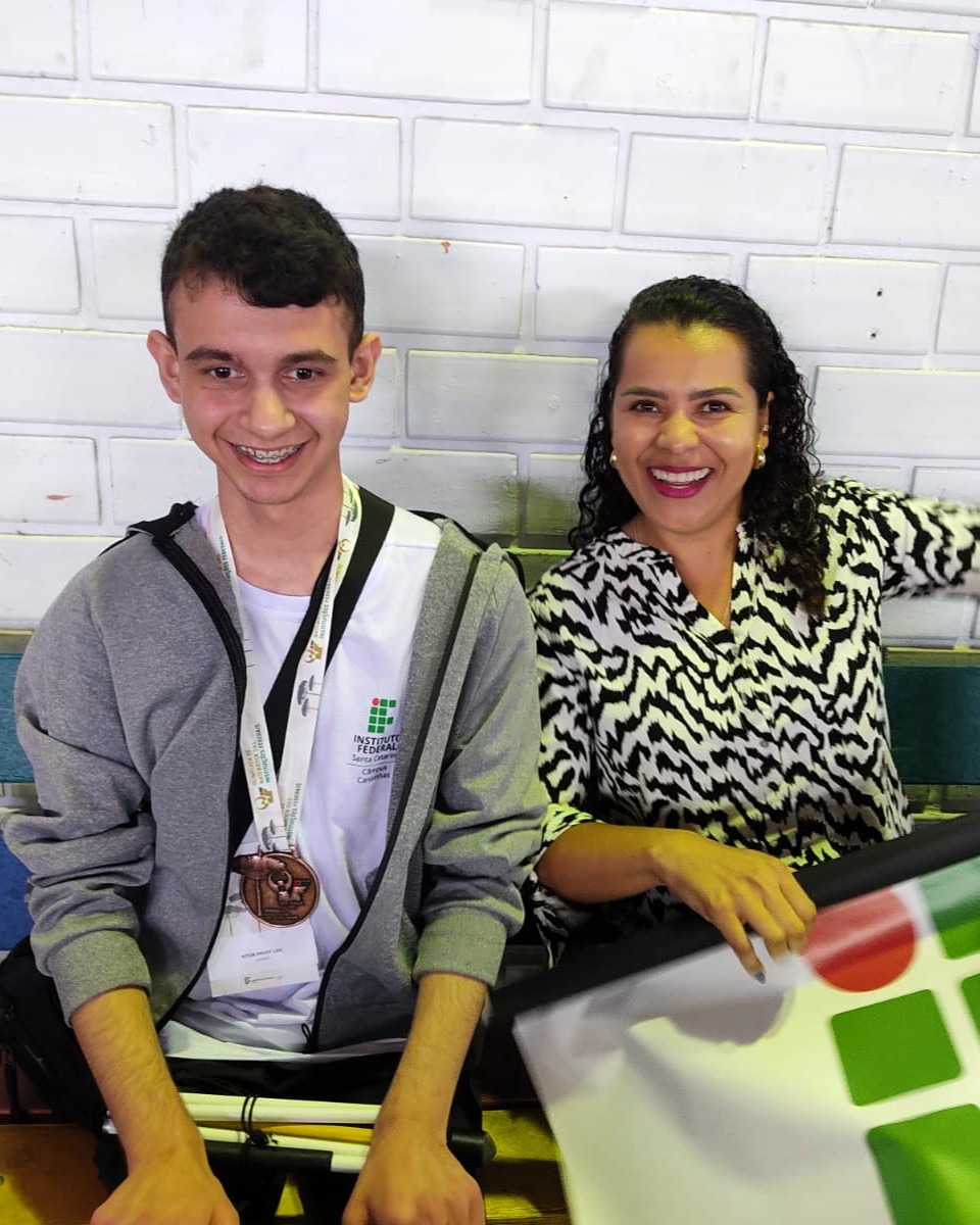 Vitor ostenta orgulhoso sua primeira medalha em olimpíada de matemática