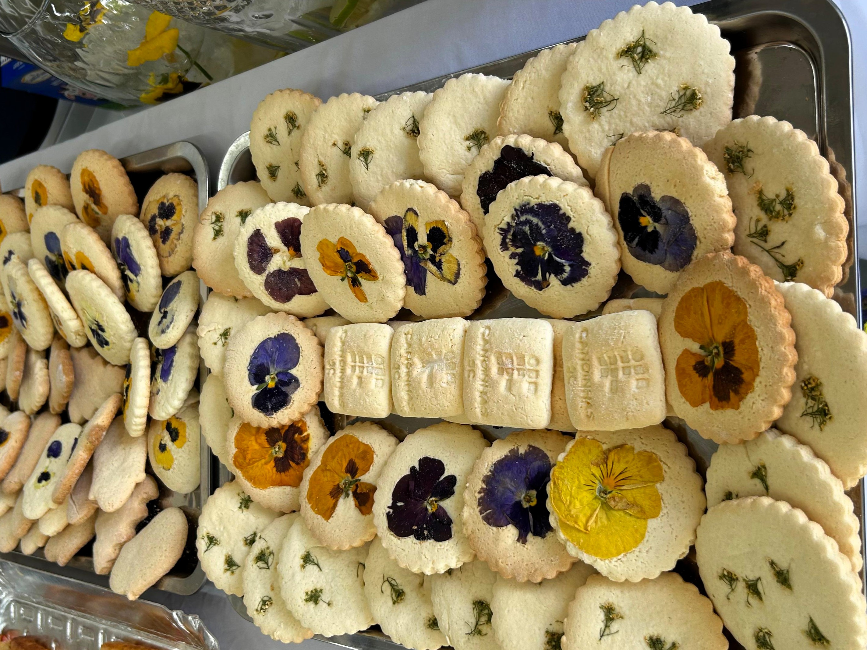 Degustação de biscoitos com flores