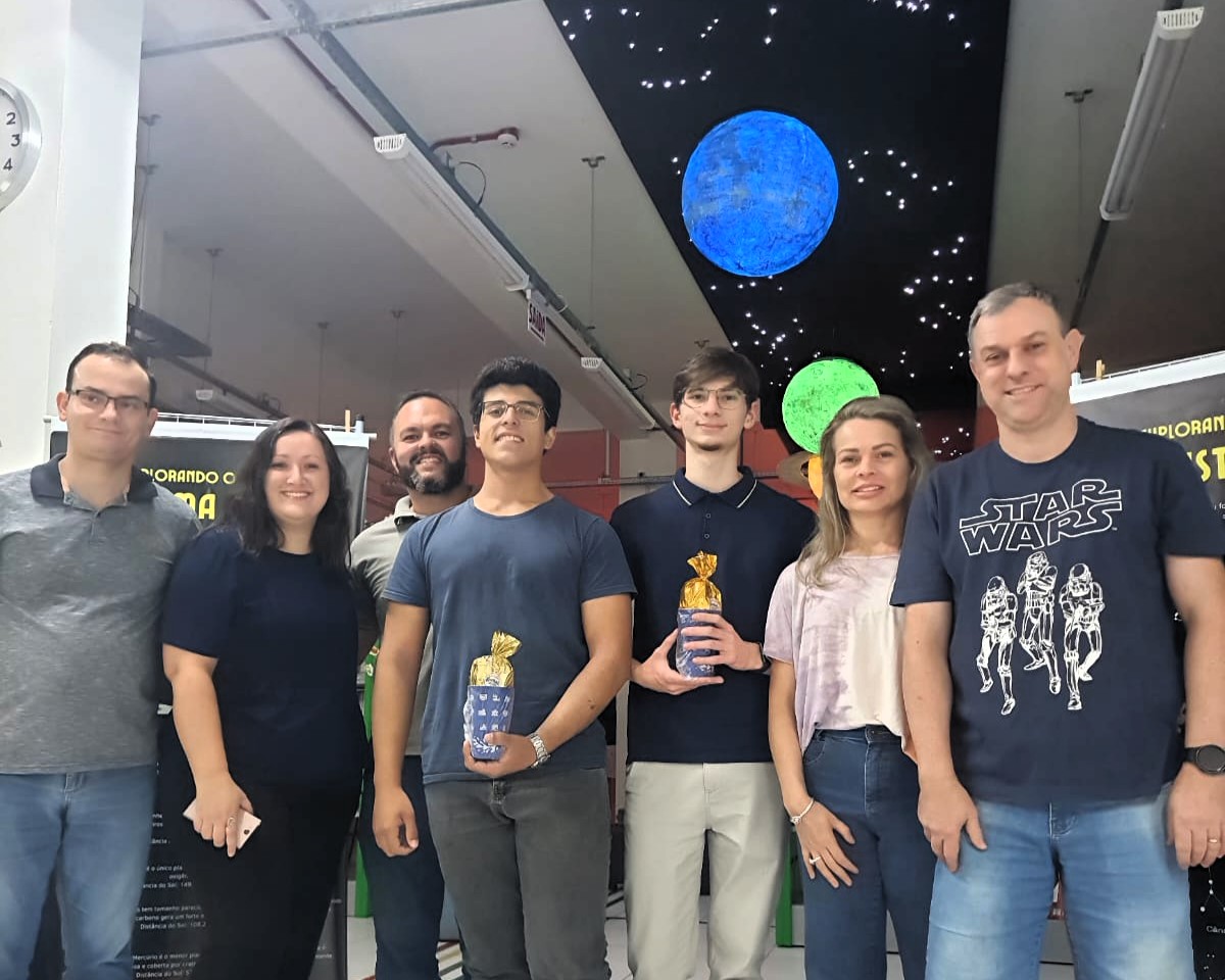 Parte da equipe do projeto Lançamento do projeto Explorando o Cosmos