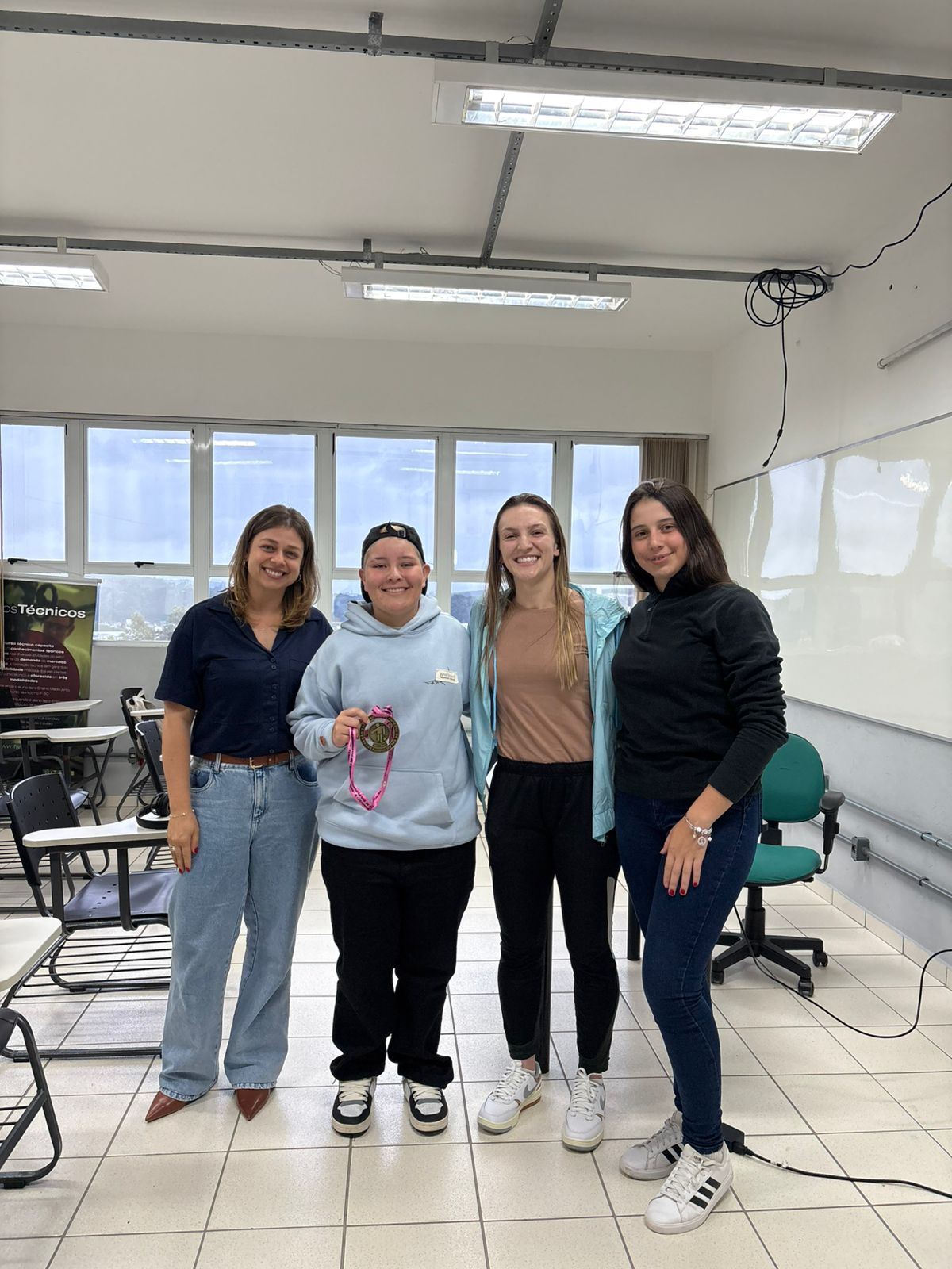 Jogadora do time de futsal Leoas da Serra, de Lages, Luiza Bortolini (terceira da esquerda para a direita, de cabelos soltos e jaqueta azul-clara) falou sobre  o papel das atletas como referência para as meninas mais jovens