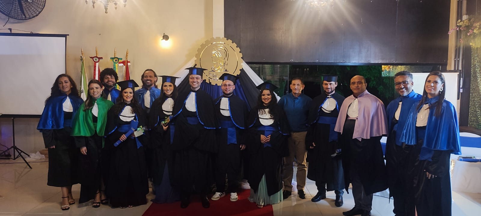 Formandos com direção e professores do Câmpus São Carlos