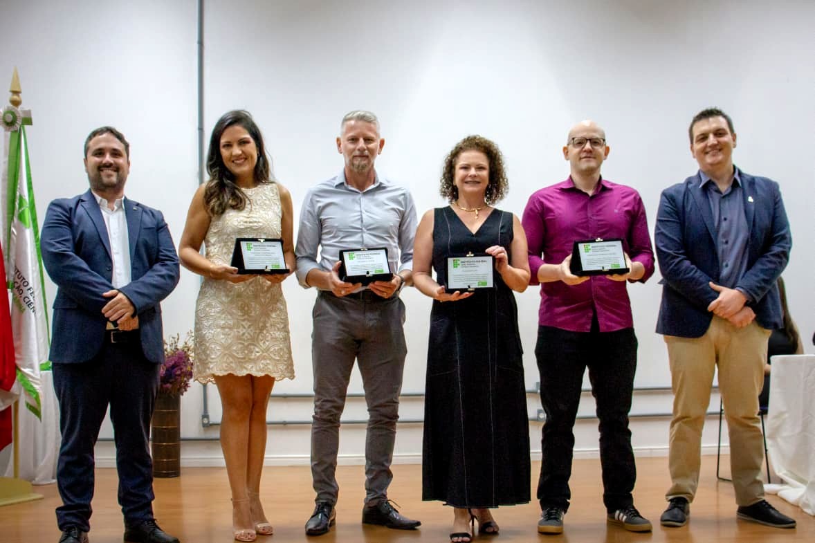 Servidores que estão no câmpus desde o início também foram homenageados