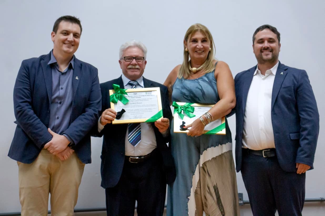 Homenagem ao ex-prefeito Leoberto Weinert e à primeira diretora, Bertília