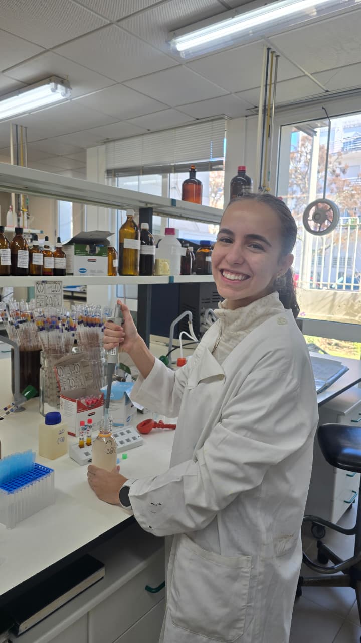 Ana Clara realiza uma pesquisa sobre remoção de microplásticos de águas residuais