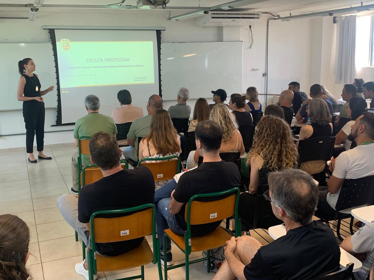 Jiana Cella, psicóloga da Delegacia de Proteção à Criança, ao Adolescente, à Mulher e ao Idoso (DPCAMI), conversou com os servidores sobre a escuta protegida