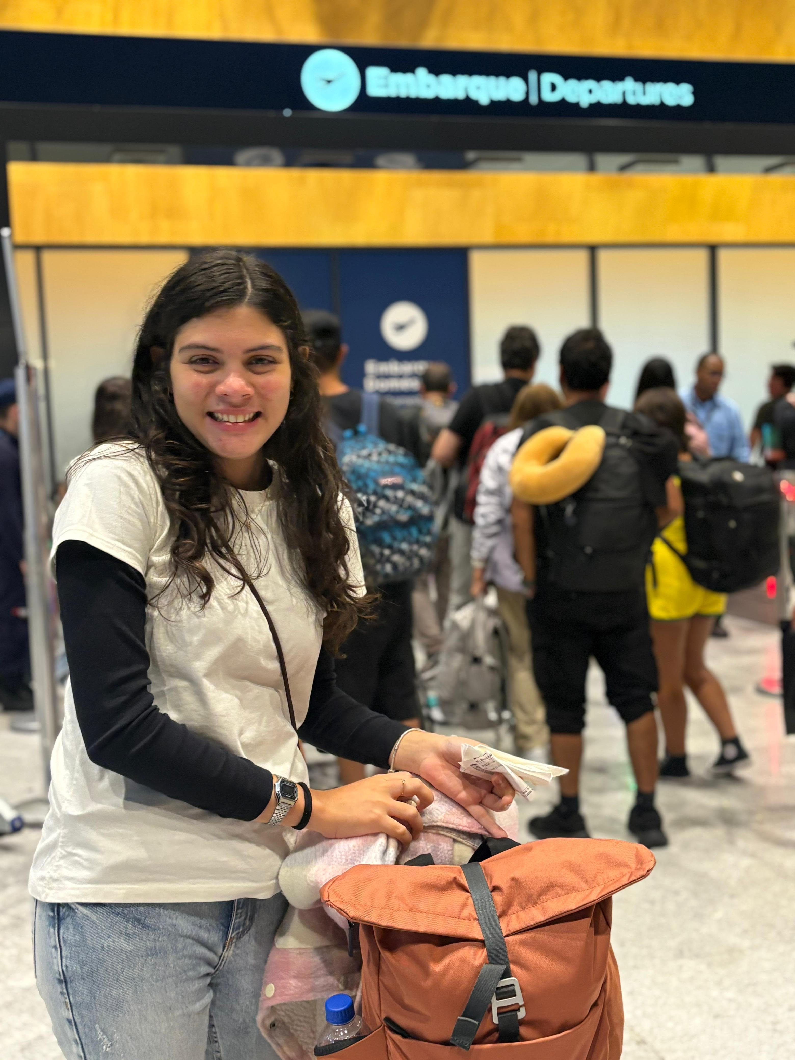 A aluna Maria Flor, do curso técnico em Química do Câmpus Florianópolis, embarcou para Portugal