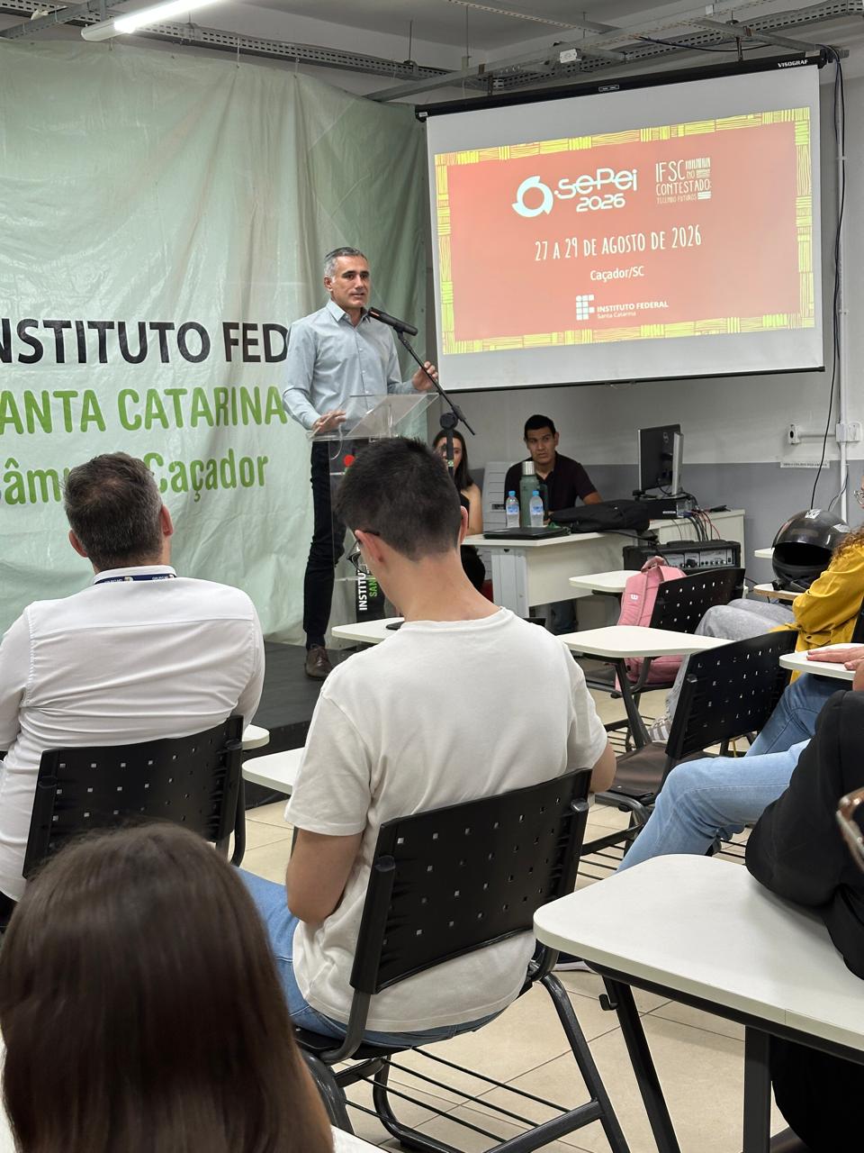 Pró-reitor de Extensão e Relações Externas do IFSC, Maick da Silveira Viana na solenidade de lançamento