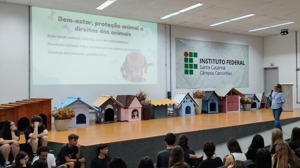 Palestra sobre bem-estar animal, com a professora Carolina de Castro Santos