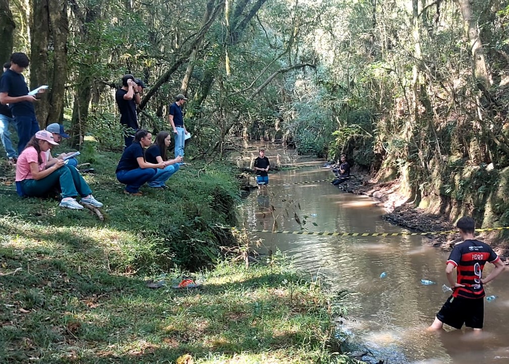 Atividade em campo de medição da vazão do rio