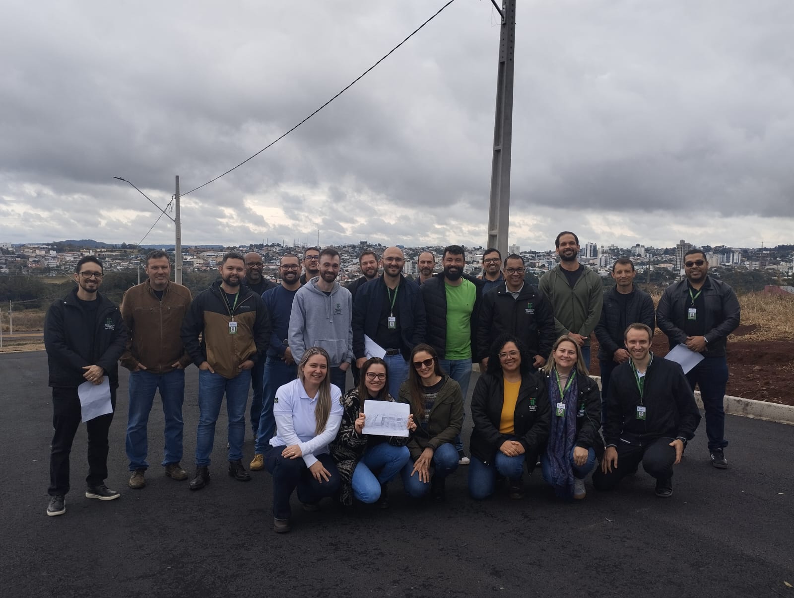 Servidores do Câmpus São Lourenço do Oeste visitando terreno da sede própria