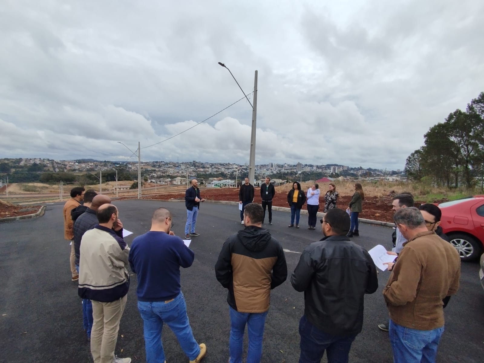 Servidores do Câmpus São Lourenço do Oeste visitando terreno da sede própria, no bairro São Francisco