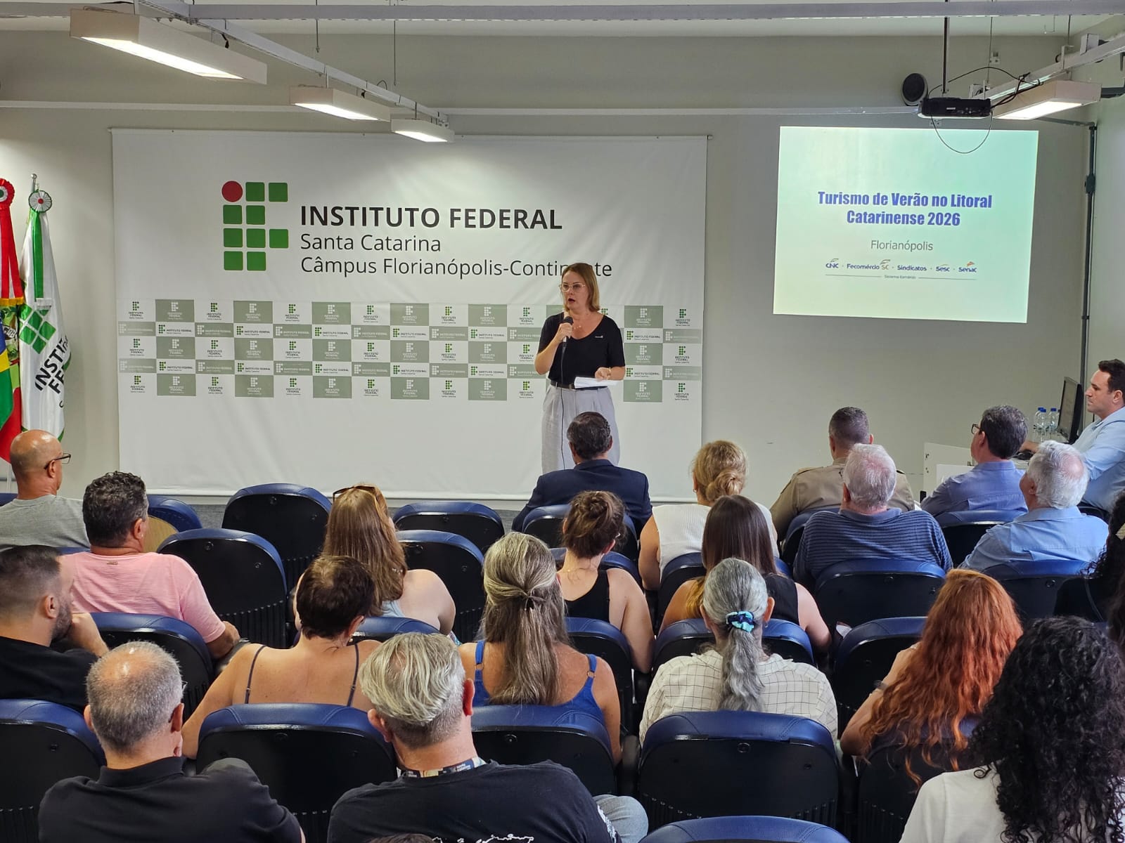 Analista de pesquisas do Fecomércio-SC, Daniele Cruz apresentou números que mostram mudança no perfil do turista que vem para Florianópolis nos últimos anos: mais estrangeiros e com maior poder aquisitivo