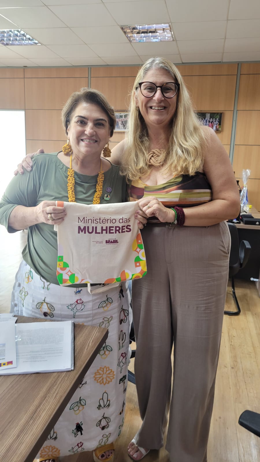 A ministra das Mulheres, Márcia Lopes, com a diretora executiva Ana Paula Kuczmynda da Silveira