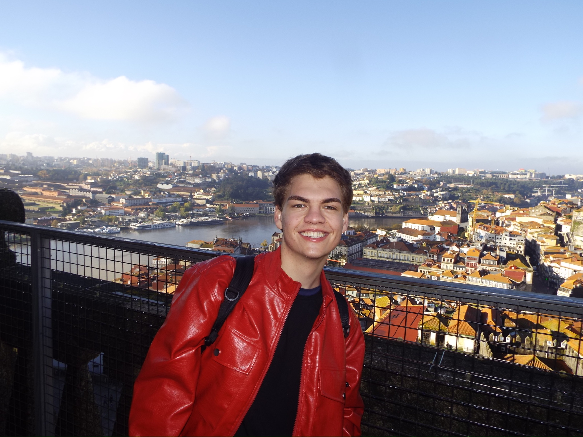 O estudante aproveitou para conhecer vários lugares na Europa. Na foto, Lucas em Porto