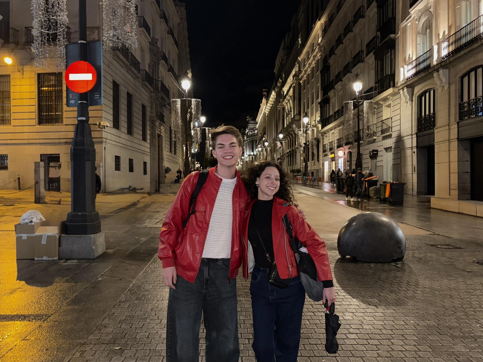 Lucas ficou muito próximo de Letícia, outra estudante do IFSC que fez intercâmbio no mesmo local. Na foto, os dois em Madri