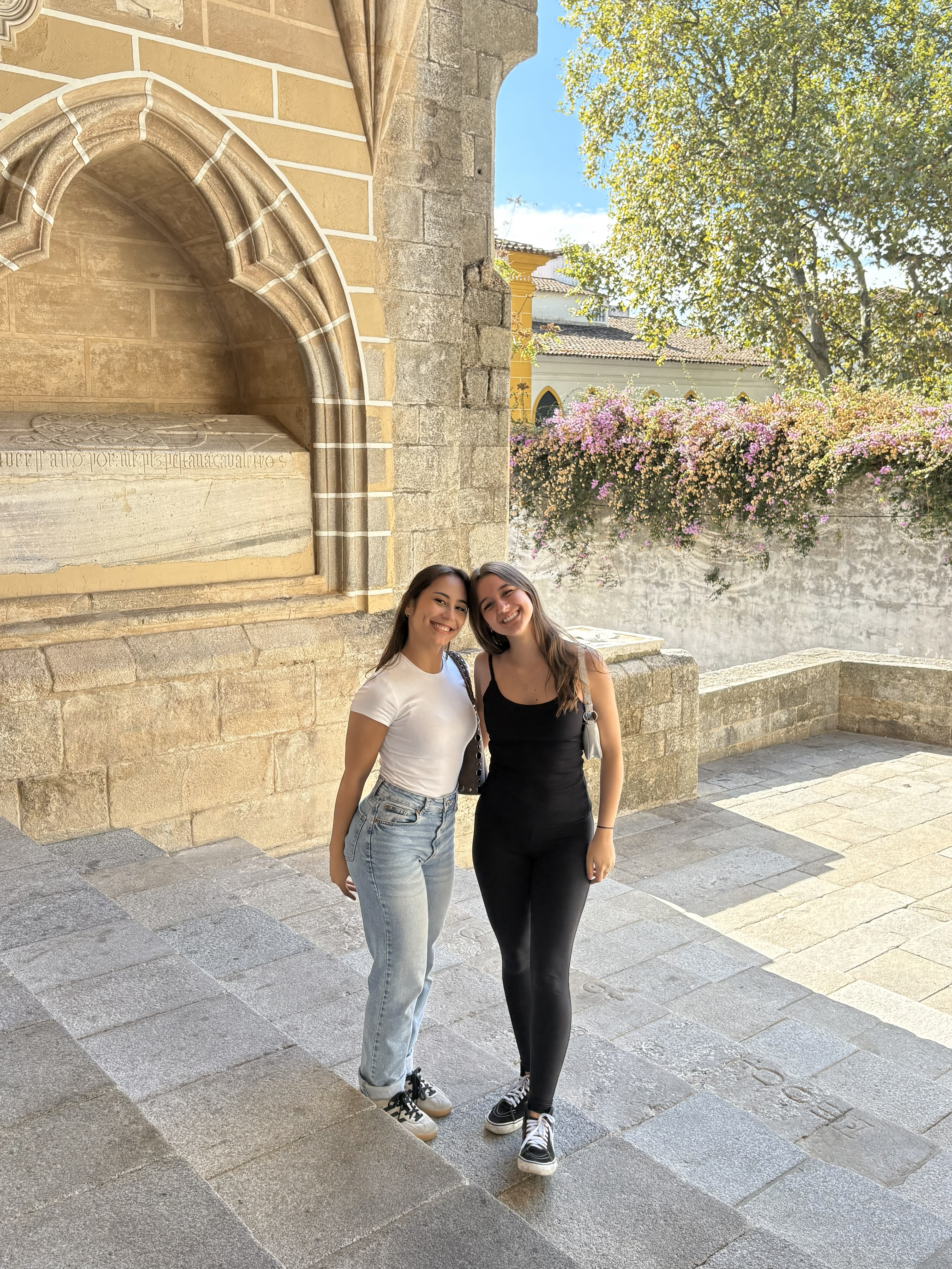 Larissa e Júlia, brasileiras colegas de quarto