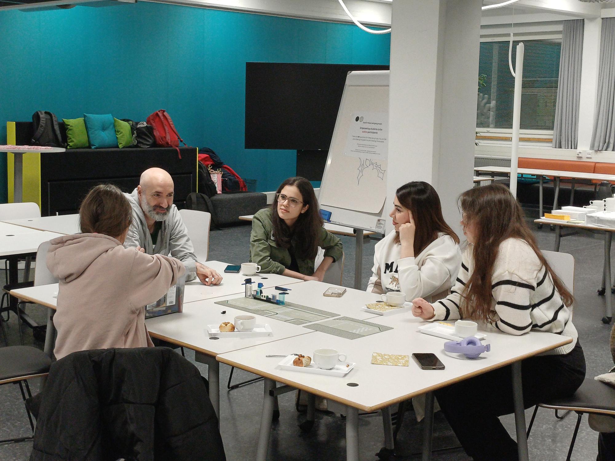 A intercambista Clarisse no câmpus de Riihimäki, durante um workshop na Finlândia