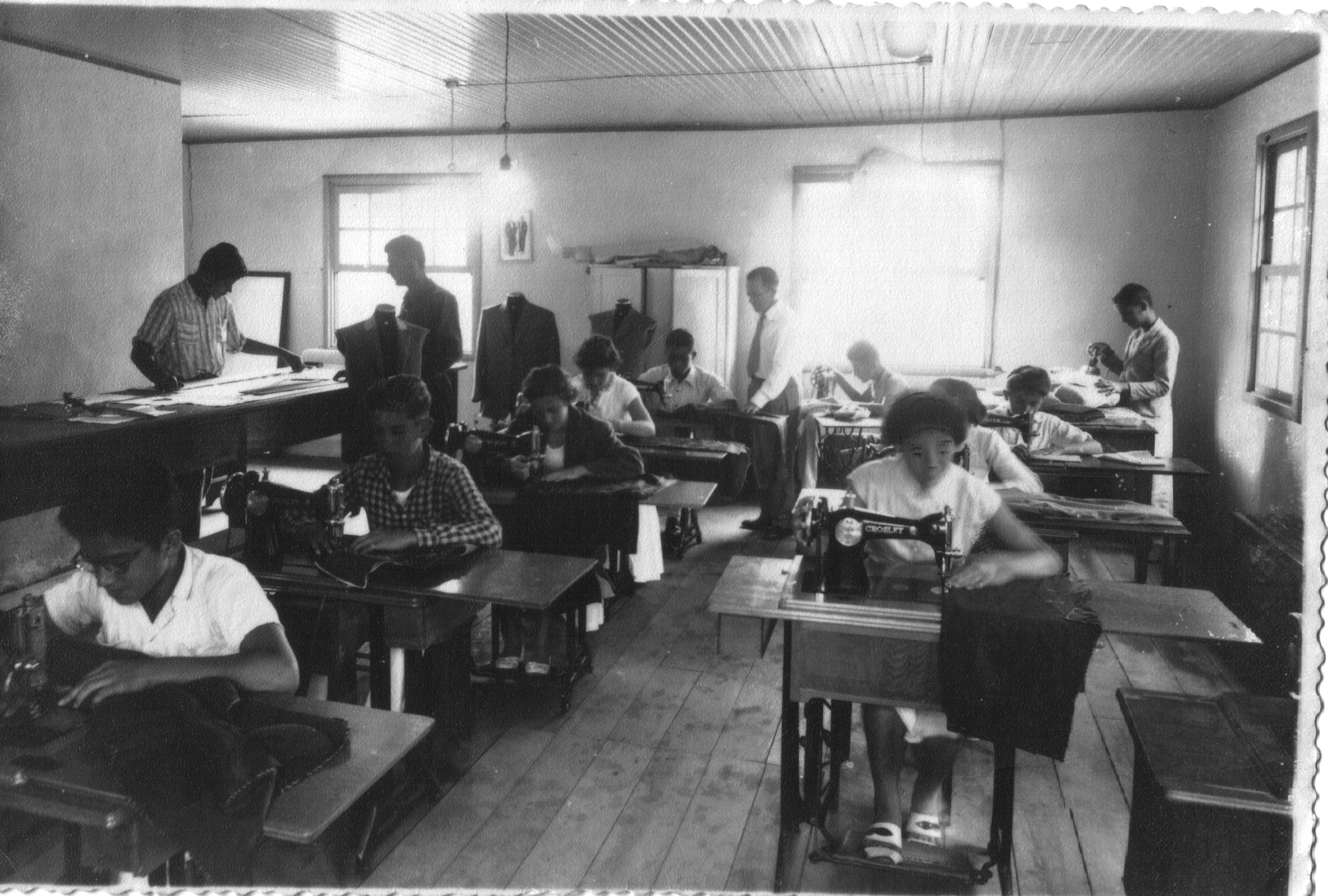 Foto 1 - Oficina de Alfaiataria (1955)